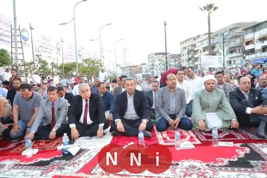 محافظ دمياط يؤدي صلاة عيد الأضحى في ساحة ميدان الساعة