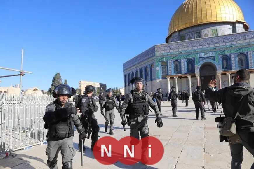 قوات الاحتلال الإسرائيلي تخرج المصلين من المسجد الأقصى وتغلق أبوابه