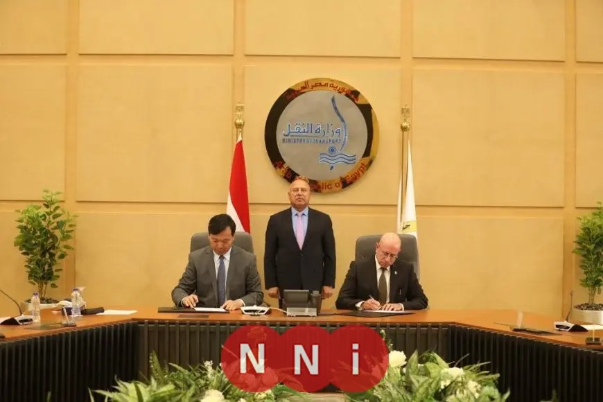 وزير الصناعة يشهد توقيع عقد لبناء سفينتين جديدتين من سفن الصب الجاف العملاقة