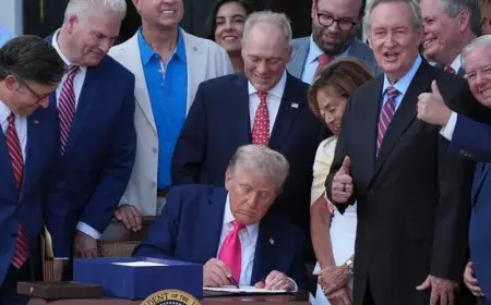 ترامب يوقع قانون تخفيض الضرائب والإنفاق