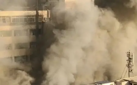 اشتعلت النيران مجددًا في مبنى سنترال رمسيس.. والجهات المعنية تواصل جهودها للسيطرة على الحريق