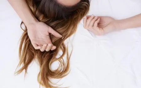 كيف يؤثر ربط الشعر أثناء النوم على توازن الطاقة في الجسم؟