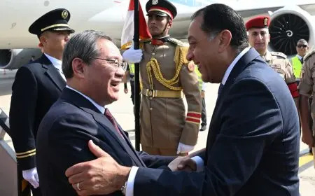 مدبولي يستقبل رئيس مجلس الدولة الصيني في مطار القاهرة الدولي