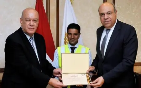 وزير الطيران المدني يكرم موظفًا في مطار القاهرة تقديراً لأمانته