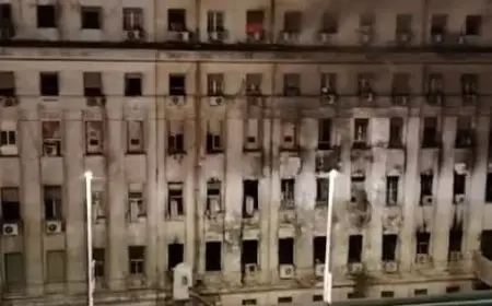 محافظ القاهرة يقوم بجولة لمعاينة موقع تجدد حريق سنترال رمسيس ويتابع جهود الإخماد والتأمين