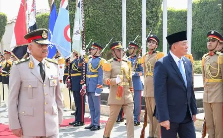 وزير الدفاع يناقش مع نظيره الإندونيسي طرق تعزيز التعاون العسكري