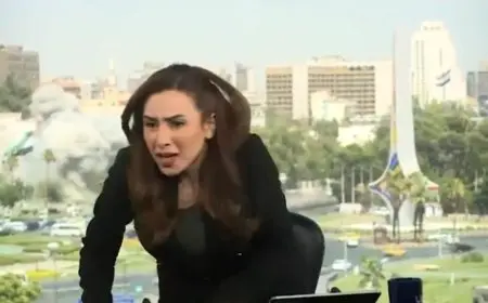 شاهد.. لحظة ذعر مذيعة التلفزيون السوري على الهواء نتيجة القصف الإسرائيلي