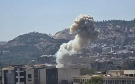 استشهاد ثلاثة أفراد وإصابة 34 آخرين جراء الغارات الإسرائيلية على الأراضي السورية