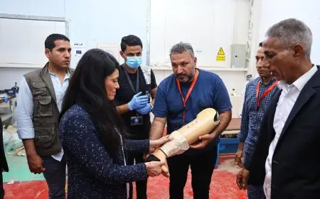 وزيرة التخطيط تقوم بزيارة مركز الأطراف الصناعية في مطروح وتسلم 100 طرف لمصابي الألغام