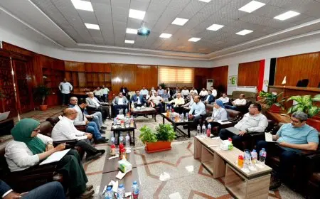 وزير الإسكان يناقش سير العمل في مدن أكتوبر وزايد وسفنكس الجديدة