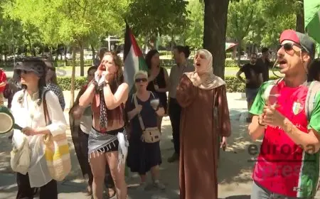 احتجاج بالأعلام الفلسطينية أمام مقر الاتحاد الأوروبي في مدريد ضد المجاعة المتعمدة في غزة