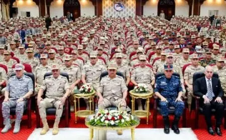 وزير الدفاع والإنتاج الحربي يجتمع بعدد من قادة وضباط القوات المسلحة في المنطقة المركزية العسكرية