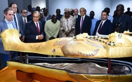 وزير الخارجية يهدى نسخة من مومياء وتابوت الملك توت عنخ آمون لمتحف الحضارات الإفريقية في داكار