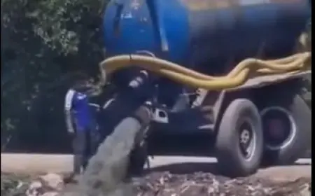 كارثة بيئية.. سيارات كسح تتخلص من مياه الصرف الصحي في ترعة «ميت العز» بالشرقية