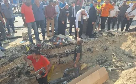 وزير الكهرباء يزور موقع إصلاح عطل الكابل الأرضي بالقرب من محطة مترو “ساقية مكي”