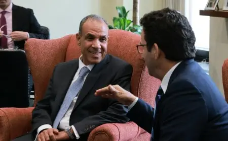 وزير الخارجية يلتقي بالسيناتور برايان شاتز في مجلس الشيوخ الأمريكي