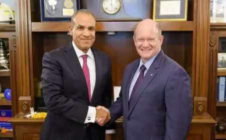وزير الخارجية يلتقي مع عضو لجنة العلاقات الخارجية بمجلس الشيوخ الأمريكي