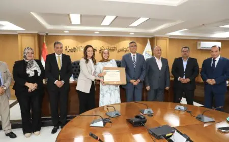 محافظ الجيزة يكرم 13 طالبًا من الأوائل في الثانوية العامة 2025.. «تسلموا أجهزة لابتوب»