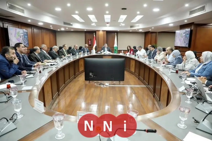 محافظ الجيزة يناقش مع نائب وزير الإسكان سبل حل مشكلات مياه الشرب والصرف الصناعي في المنطقة الصناعية بأبو رواش