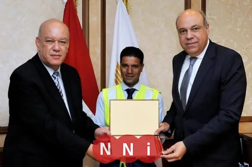 وزير الطيران المدني يكرم موظفًا في مطار القاهرة تقديراً لأمانته