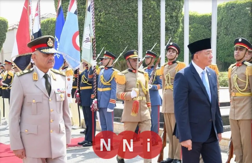 وزير الدفاع يناقش مع نظيره الإندونيسي طرق تعزيز التعاون العسكري