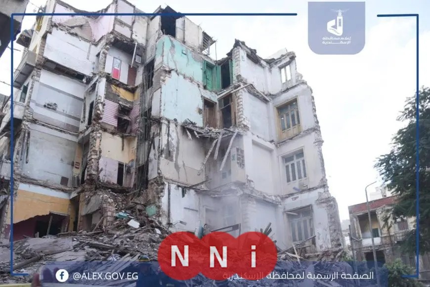 محافظ الإسكندرية يُتابع آثار انهيار أجزاء من مبنى في منطقة العطارين