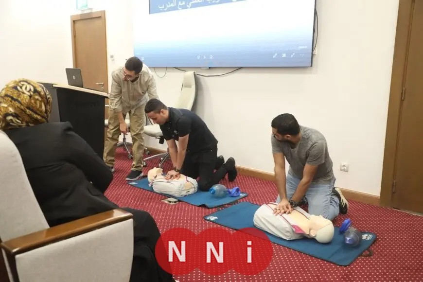 “وزارة الداخلية تبدأ تدريب العاملين المدنيين على استخدام أجهزة إزالة الرجفان القلبي (AED)”