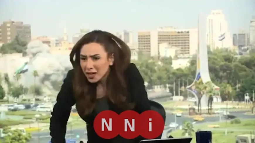 شاهد.. لحظة ذعر مذيعة التلفزيون السوري على الهواء نتيجة القصف الإسرائيلي