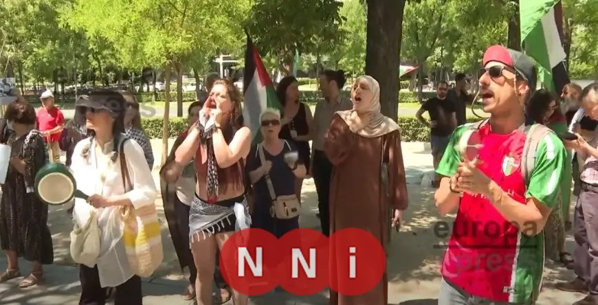احتجاج بالأعلام الفلسطينية أمام مقر الاتحاد الأوروبي في مدريد ضد المجاعة المتعمدة في غزة
