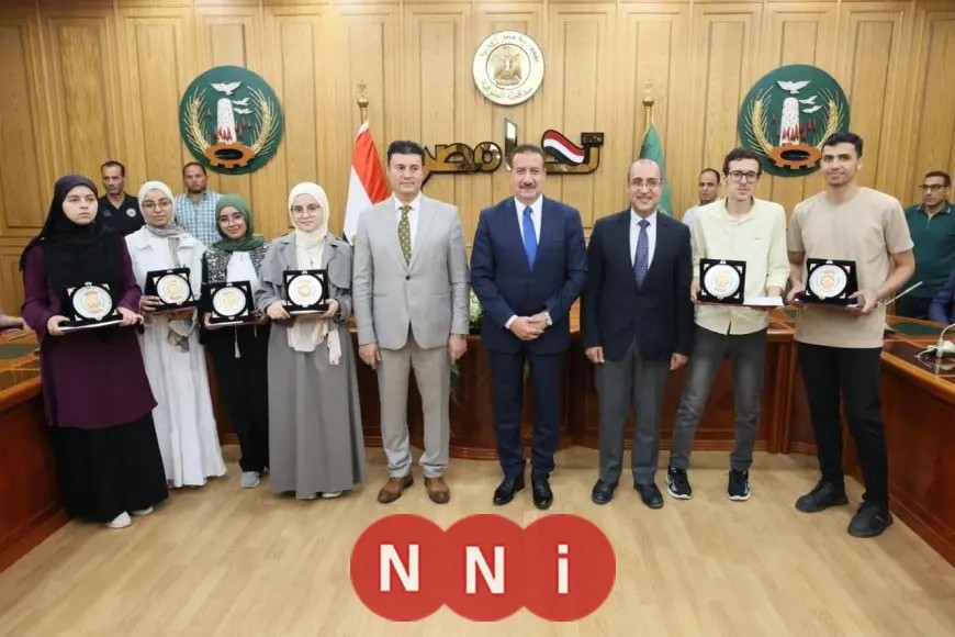 محافظ المنوفية يكرم الأوائل في الشهادة الثانوية بالمحافظة.. صور