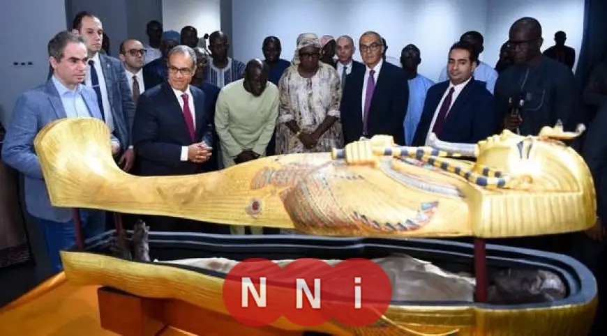 وزير الخارجية يهدى نسخة من مومياء وتابوت الملك توت عنخ آمون لمتحف الحضارات الإفريقية في داكار