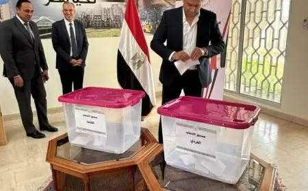 تواصل تدفق أبناء الجالية المصرية في سلطنة عمان إلى السفارة للإدلاء بأصواتهم في انتخابات مجلس الشيوخ