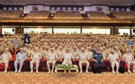 وزير الدفاع يجتمع بعدد من عناصر الجيش الثاني الميداني وكلية الضباط الاحتياط ومعهد ضباط الصف