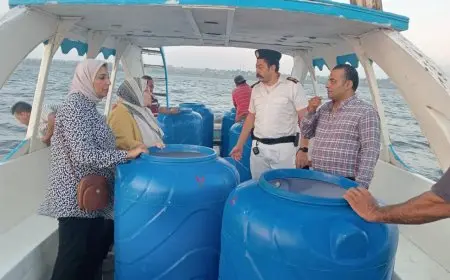 لحظة إنزال يرقات وزريعة من جمبري بحيرة قارون لدعم الثروة السمكية.. صور