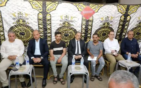 محافظ الشرقية يقدم واجب العزاء في وفاة عامل النظافة