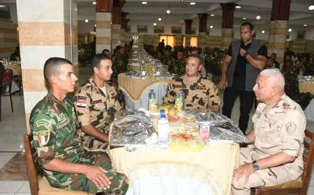 وزير الدفاع يلتقي مجموعة من مقاتلي الصاعقة والمظلات