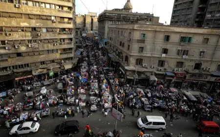 تحسين وتطوير عقارات ميدان العتبة بالموسكي.. محافظ القاهرة يعرض تفاصيل المشروع