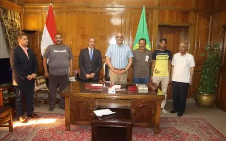 محافظ القليوبية يكرم 3 سائقي لودر لشجاعتهم في إخماد حريق بمصنع أحذية