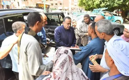 محافظ أسيوط يوجه بعلاج طفلة رضيعة مريضة على نفقة الدولة خلال جولة تفقدية التقى فيها والدها