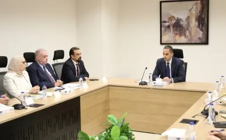 اجتماع لنائب وزير الصحة لبحث تطوير منظومة المخازن الاستراتيجية والتموين الطبي ومعالجة التحديات الحالية