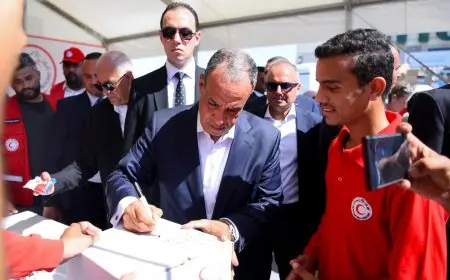 رسالة حب ودعم.. وزير الخارجية يكتب على أحد الصناديق المهداة للأشقاء في غزة