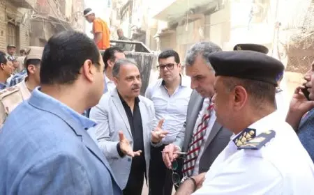 محافظ الشرقية يتابع جهود رفع الأنقاض في موقع انهيار عقار بشارع مولد النبي الزقازيق