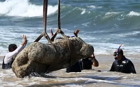 اكتشاف آثار غارقة في أبو قير تشمل تمثالًا بطلمي وحطام سفينة من العصور القديمة