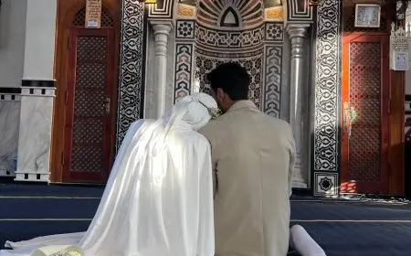 عروسان يثيران الجدل بجلسة تصوير في المسجد