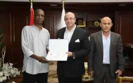 محافظ بني سويف يكرم عامل المزلقان الذي أنقذ شابًا من الموت