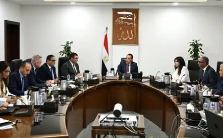 رئيس الوزراء يتابع سير الإجراءات والموقف التنفيذي لمشروعات تحلية مياه البحر