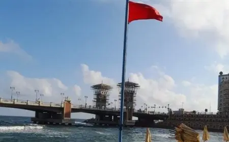 الإسكندرية تفتح شواطئها وترفع الرايات الحمراء لمنع السباحة في البحر