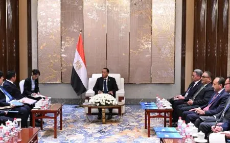 رئيس الوزراء يجتمع مع مسؤولي شركة “TBEA” الصينية المتخصصة في هندسة الطاقة وتصنيع المعدات الكهربائية