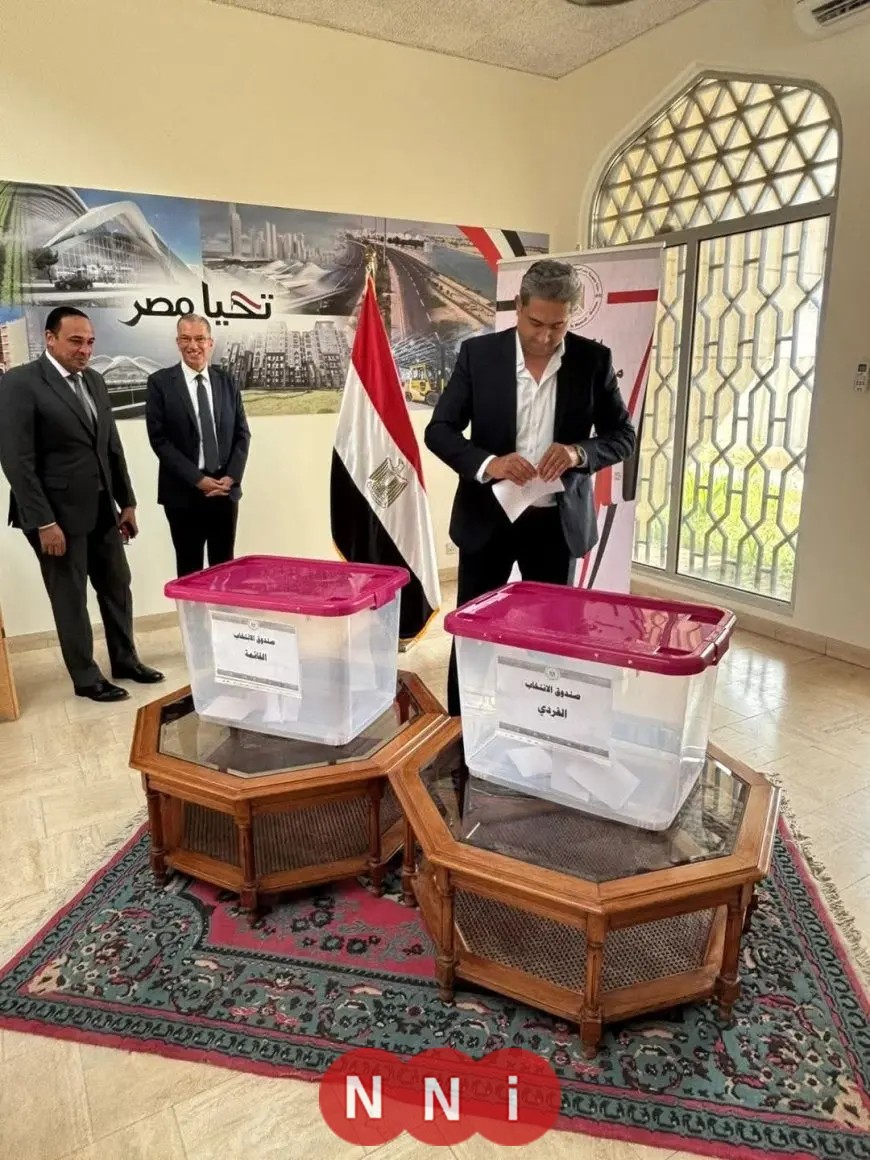 تواصل تدفق أبناء الجالية المصرية في سلطنة عمان إلى السفارة للإدلاء بأصواتهم في انتخابات مجلس الشيوخ