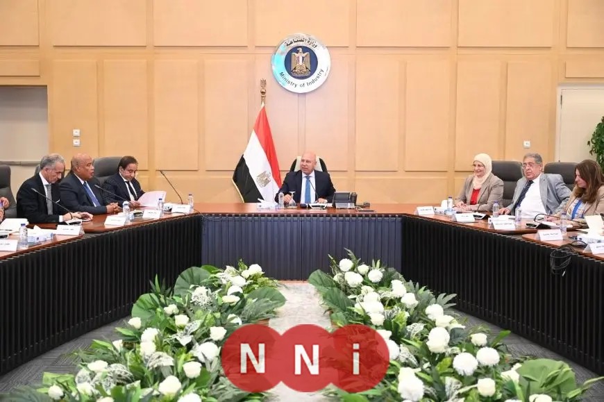 وزير الصناعة يناقش مع كبار مصنعي الحديد وشركات السيارات سُبُل توطين صناعة صاج المركبات